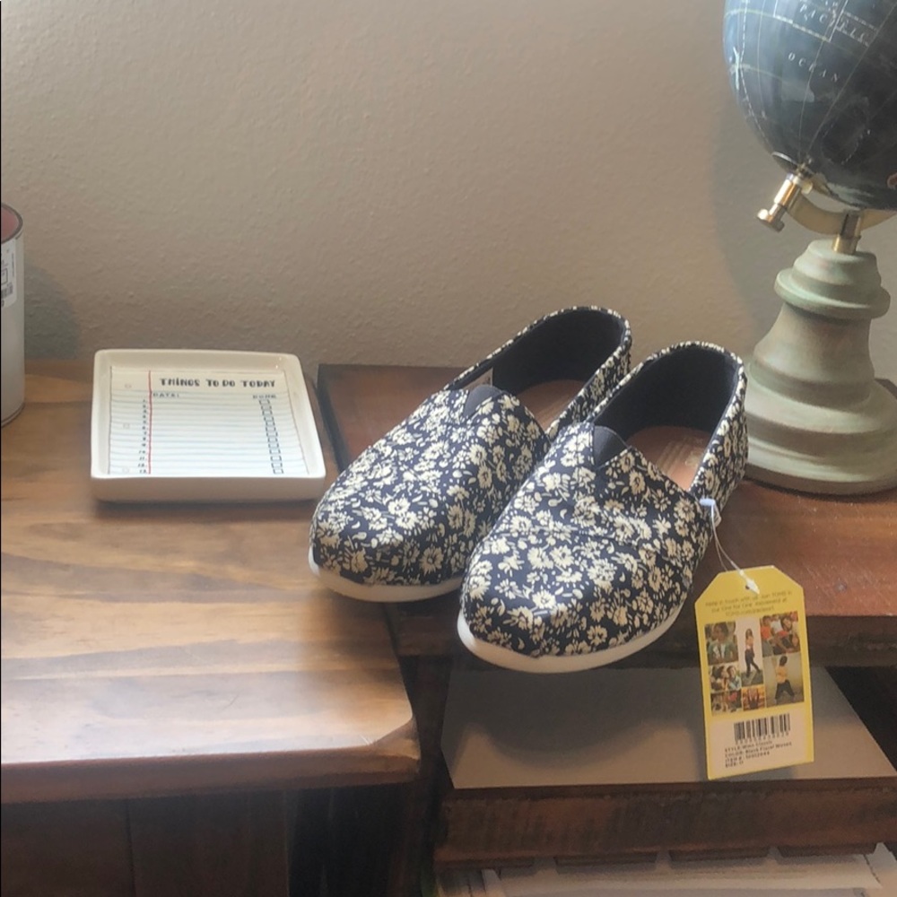 Brand new TOMS